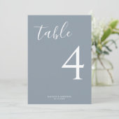 Minimaal Dusty Blue Script Wedding Table Number (Staand voorkant)