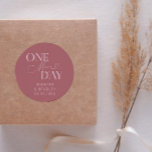 Minimaal Een Meer Dag Huwelijksrepetitie Stoffig R Ronde Sticker<br><div class="desc">Minimalistische bruiloft repetitie diner gunst sticker met typografie tekst die zegt "een meer dag." De achtergrond is stoffig roze.</div>