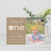 Minimaal eenvoudig modern klein beer 1ste verjaard kaart (Staand voorkant)