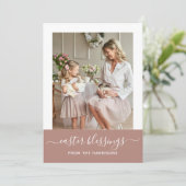 Minimaal Elegant Blush Script Familie Foto Pasen Feestdagenkaart (Staand voorkant)