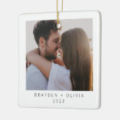 Minimaal Elegant Pas getrouwd Foto Kerstmis Keramisch Ornament (Links)