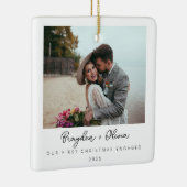 Minimaal Elegant Verloving Kerstfoto Keramisch Ornament (Rechts)