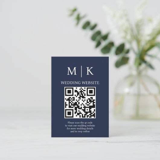 Minimaal en Chic |Donker Navyblauwe QR Code Trouwd Informatiekaartje (Staand voorkant)