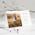 Minimaal en Chic | Foto Boho Wedding Bedankkaart<br><div class="desc">Deze elegante,  moderne bruiloft bedankt dat je gevouwen kaarten voorzien zijn van een eenvoudig boho terracotta en een wit tekstontwerp dat een minimalistische stijl uitstraalt,  met je favoriete persoonlijke trouwfoto. Voeg je initialen of monogram toe om ze volledig je eigen te maken.</div>