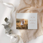 Minimaal en Chic | Foto Boho Wedding Dankuwel Briefkaart<br><div class="desc">Deze elegante,  moderne bruiloft bedankt je briefkaarten met een eenvoudig boho terracotta en een wit tekstontwerp dat een minimalistische stijl uitstraalt,  met je favoriete trouwfoto. Voeg je initialen of monogram toe om ze volledig je eigen te maken.</div>