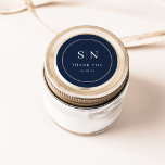 Minimaal en Chic | Navy Blue Wedding Monograma Ronde Sticker<br><div class="desc">Deze elegante,  moderne bruiloft bedankt je dat je de stickers een simpel donkerblauw en wit tekstontwerp biedt dat de minimalistische stijl uitstraalt. Voeg je initialen of monogram toe om ze volledig je eigen te maken.</div>