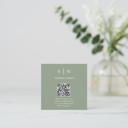 Minimaal en Chic | Saliegroen en Witte QR-code Informatiekaartje (Staand voorkant)