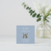 Minimaal en Chic | Stofblauw en Witte QR-code Informatiekaartje (Staand voorkant)