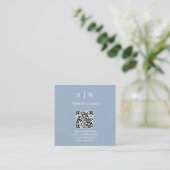 Minimaal en Chic | Stofblauwe en Witte QR-code Informatiekaartje (Staand voorkant)