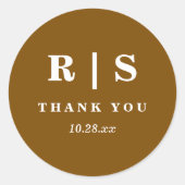 Minimaal en chique | Bruine Monogram Trouwsticker Ronde Sticker (Voorkant)