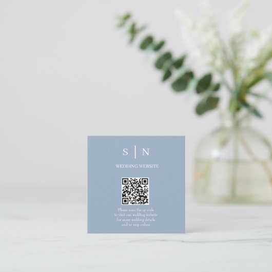 Minimaal en chique | Dusty Blue and White QR Code Informatiekaartje (Staand voorkant)