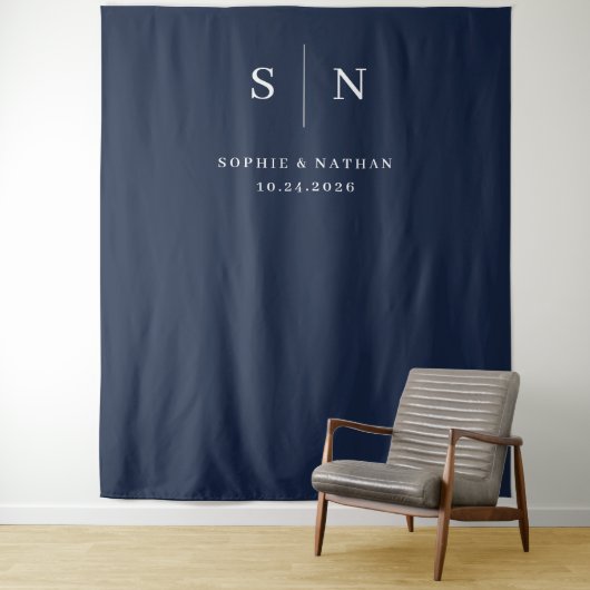 Minimaal en chique | Navy Blue met Monogram bruilo Wandkleed (In situ)