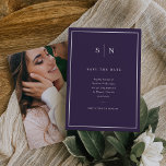 Minimaal en chique | Paarse en witte met foto Save The Date<br><div class="desc">Deze elegante,  moderne bruiloft bewaart de datumkaarten met een eenvoudig,  kleurrijk,  donker paarse en witte minimalistische tekstontwerp,  met een klassiek lijst aan de grens. Voeg je initialen of monogram toe om ze helemaal zelf te maken en voeg je favoriete persoonlijke foto op de achterkant toe.</div>