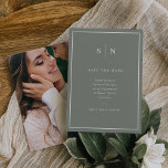 Minimaal en chique | Sage Groen en Wit met Foto Save The Date<br><div class="desc">Deze elegante,  moderne bruiloft bewaart de datumkaarten met een eenvoudig salie groen en wit minimalistisch tekstontwerp,  met een klassiek lijst aan de grens. Voeg je initialen of monogram toe om ze helemaal zelf te maken en voeg je favoriete persoonlijke foto op de achterkant toe.</div>