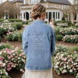 Minimaal en chique | Witte Monogram en trouwdatum Denim Jacket<br><div class="desc">Deze elegante,  moderne bruilofts- of vrijgezellenfeesten spijkerjasje heeft een eenvoudig wit tekstontwerp dat een minimalistische stijl uitstraalt. Voeg je initialen of monogram toe om ze helemaal van jezelf te maken. Het perfecte cadeau voor de bruidsmeisjes en het huwelijksfeest om na uw bruiloft buiten te draag.</div>