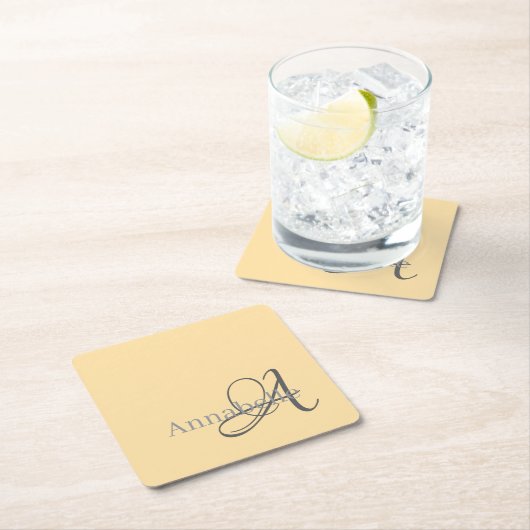 Minimaal en eenvoudig beige monogram en naam kartonnen onderzetters (Insitu)