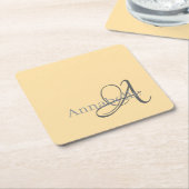 Minimaal en eenvoudig beige monogram en naam kartonnen onderzetters (Schuin)