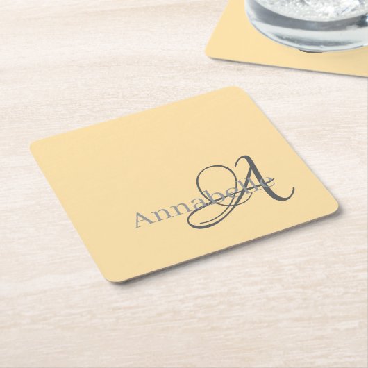 Minimaal en eenvoudig beige monogram en naam kartonnen onderzetters (Schuin)