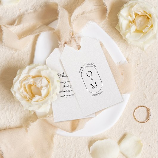 Minimaal geometrisch monogram met kalligrafie brui cadeaulabel