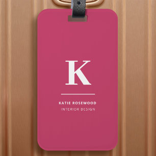 Minimaal heet roze modern typografisch monogram bagagelabel