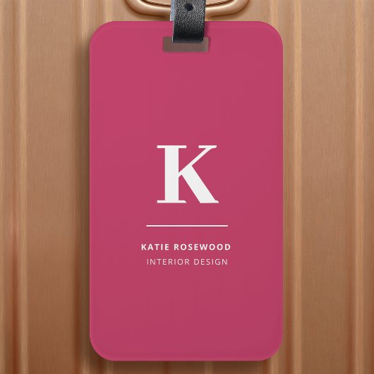 Minimaal heet roze modern typografisch monogram bagagelabel