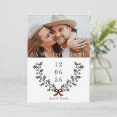 Minimaal Holly Berry Holiday Foto Kerstmis Save The Date (Staand voorkant)