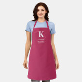 Minimaal Hot Roze Modern Typografisch Monogram Schort (Gedragen)