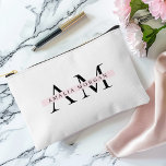 Minimaal Initiaal & gepersonaliseerd Etui<br><div class="desc">Reis in stijl met deze Minimal Pastel Pink Initiaal & gepersonaliseerde Duffle Bag. Met een slank en minimalistisch ontwerp is deze plunjezak perfect voor weekendjes weg, gymsessies of dagelijks woon-werkverkeer. De zachte pastelroze achtergrond voegt een vleugje elegantie en vrouwelijkheid toe, terwijl het gepersonaliseerde initiaal of de naam het uniek van...</div>