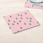 Minimaal kerstboombos op roze kartonnen onderzetters (Schuin)