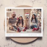 Minimaal kerstfoto Moderne familie Portret rood Feestdagenkaart<br><div class="desc">Een stijlvol foto vlak wenskaart met een klassieke typografie "Prettige feestdagen" in zwart op een schone, eenvoudige, minimalistische witte achtergrond met een witte rand en een vettige rode hoofdkleur aan de achterzijde. De foto, de naam en de groet kunnen gemakkelijk voor een persoonlijke aanraking worden aangepast. Een eenvoudig, minimalistisch en...</div>