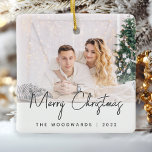 Minimaal kerstgrijs fotoscript keramisch ornament<br><div class="desc">Wens familie en vrienden als speciale prettige kerst met deze moderne, minimalistische foto-keepjesversiering. De tekst van de kool grijs leest "Kerst van de grove"in trendy handschrijvend manuscript. Vervang het afbeelding van de steekproef gemakkelijk met uw favoriete foto, en voeg uw familienaam of voornamen en het hieronder jaar toe. Een witte...</div>