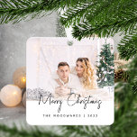 Minimaal kerstgrijs fotoscript metalen ornament<br><div class="desc">Wens familie en vrienden als speciale prettige kerst met deze moderne, minimalistische foto-keepjesversiering. De tekst van de kool grijs leest "Kerst van de grove"in trendy handschrijvend manuscript. Vervang het afbeelding van de steekproef gemakkelijk met uw favoriete foto, en voeg uw familienaam of voornamen en het hieronder jaar toe. Een witte...</div>
