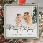 Minimaal kerstgrijs fotoscript metalen ornament<br><div class="desc">Wens familie en vrienden als speciale prettige kerst met deze moderne, minimalistische foto-keepjesversiering. De tekst van de kool grijs leest "Kerst van de grove"in trendy handschrijvend manuscript. Vervang het afbeelding van de steekproef gemakkelijk met uw favoriete foto, en voeg uw familienaam of voornamen en het hieronder jaar toe. Een witte...</div>