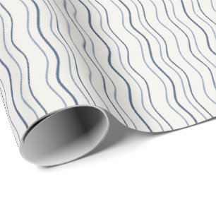 Minimaal kustgolvend streeppatroon blauw cadeaupapier