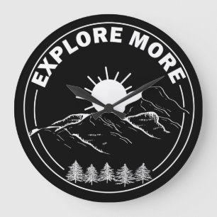 Minimaal landschap dennenbos grote klok