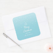 Minimaal licht pastelblauw besneeuwd vrolijk kerst vierkante sticker (Envelop)