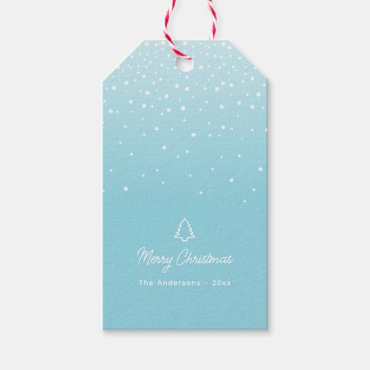 Minimaal licht pastelblauw besneeuwde kerstboom cadeaulabel (Voorkant)