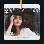 Minimaal Lijst van sneeuwvlokken | Vrolijk en getr Keramisch Ornament<br><div class="desc">Introductie van onze nieuwste toevoeging aan ons winterse collectie - het Black and White Minimalist Snowflakes Lijst | Vrolijke en getrouwde foto. Dit prachtige foto-lijst is de ultieme manier om je dierbare herinneringen tijdens de feestdagen weer te geven met je geliefden. Dit lijst is met precisie en oog voor detail...</div>