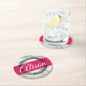 Minimaal marmerontwerp voeg naamtekst toe ronde kartonnen onderzetter (Insitu)