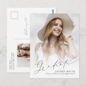 Minimaal Modern Chic Script Foto Afstuderen Uitnod Briefkaart (Voorkant / Achterkant)