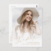 Minimaal Modern Chic Script Foto Afstuderen Uitnod Briefkaart (Voorkant / Achterkant)