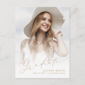 Minimaal Modern Chic Script Foto Afstuderen Uitnod Briefkaart (Voorkant)