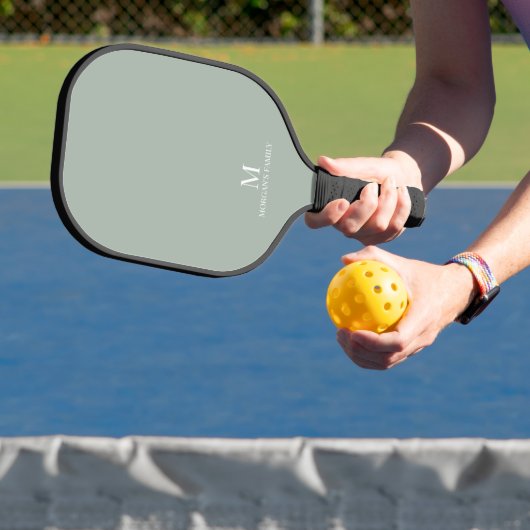 Minimaal Modern Custom Monogram Naam Sage Groen Pickleball Paddle (Insitu)
