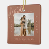 Minimaal modern gehuwd en liefdadig Gold Script 2- Keramisch Ornament (Links)