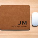 Minimaal modern Sable Leather Monogram Muismat<br><div class="desc">Eenvoudig monogrammed mousepad is voorzien van een modern design met een vette klassieke bloktypografie-monogram met de naam hieronder op een zachtbruin lederen getextureerde achtergrond.</div>