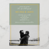 Minimaal modern script foto's met groen huwelijk folie uitnodiging (Voorkant)