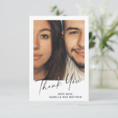 Minimaal modern script persoonlijke foto-bruiloft bedankkaart (Staand voorkant)