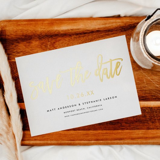 Minimaal modern script Sla de datum goud op Folie Uitnodiging