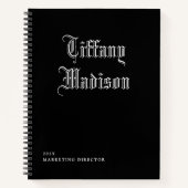 Minimaal Monogram Zwart en Wit Gotische Naam Jaar Notitieboek (Voorkant)