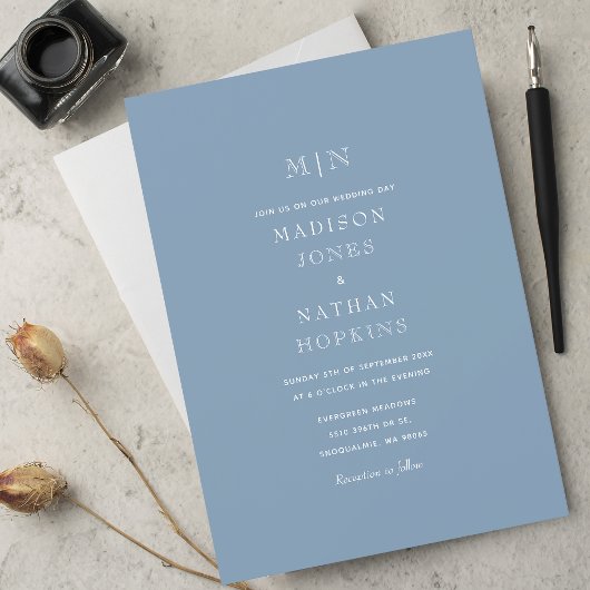 Minimaal nevelig blauw monogram bruiloft kaart